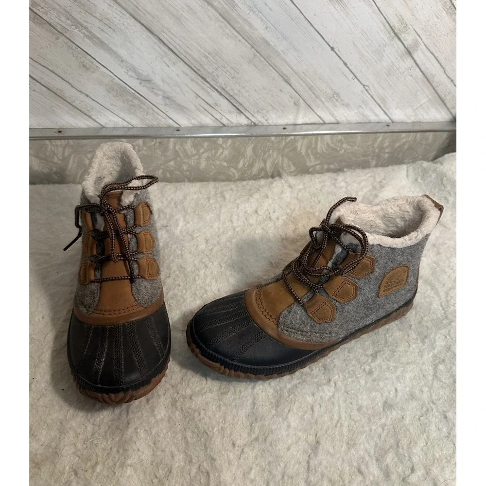 Sorel Out 'N About Plus Girls Waterproof Duck Boots Gray Brown Size 8